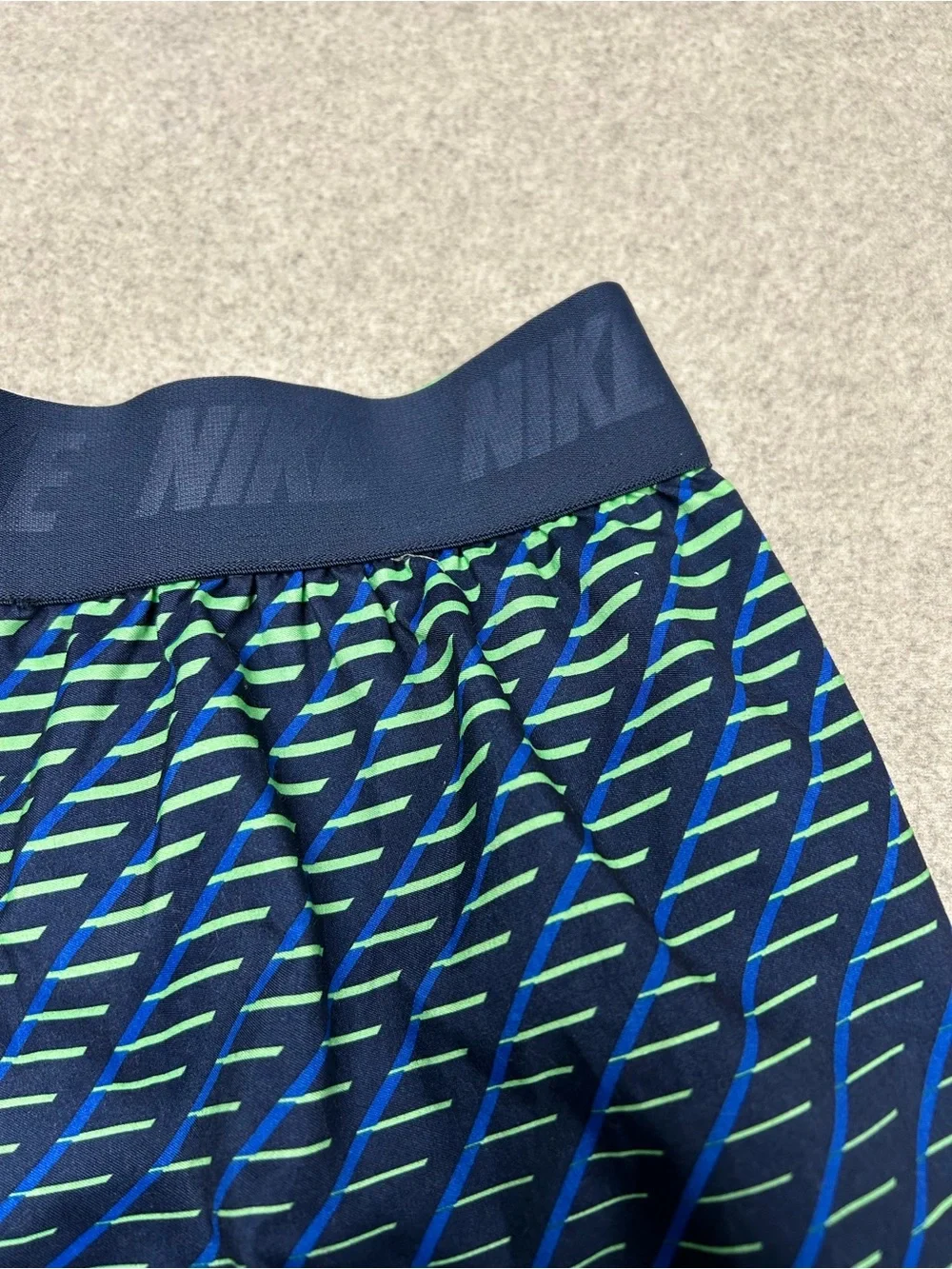 Nike Men’s Green and Navy Diagonal Stripe Swim Trunks Medium